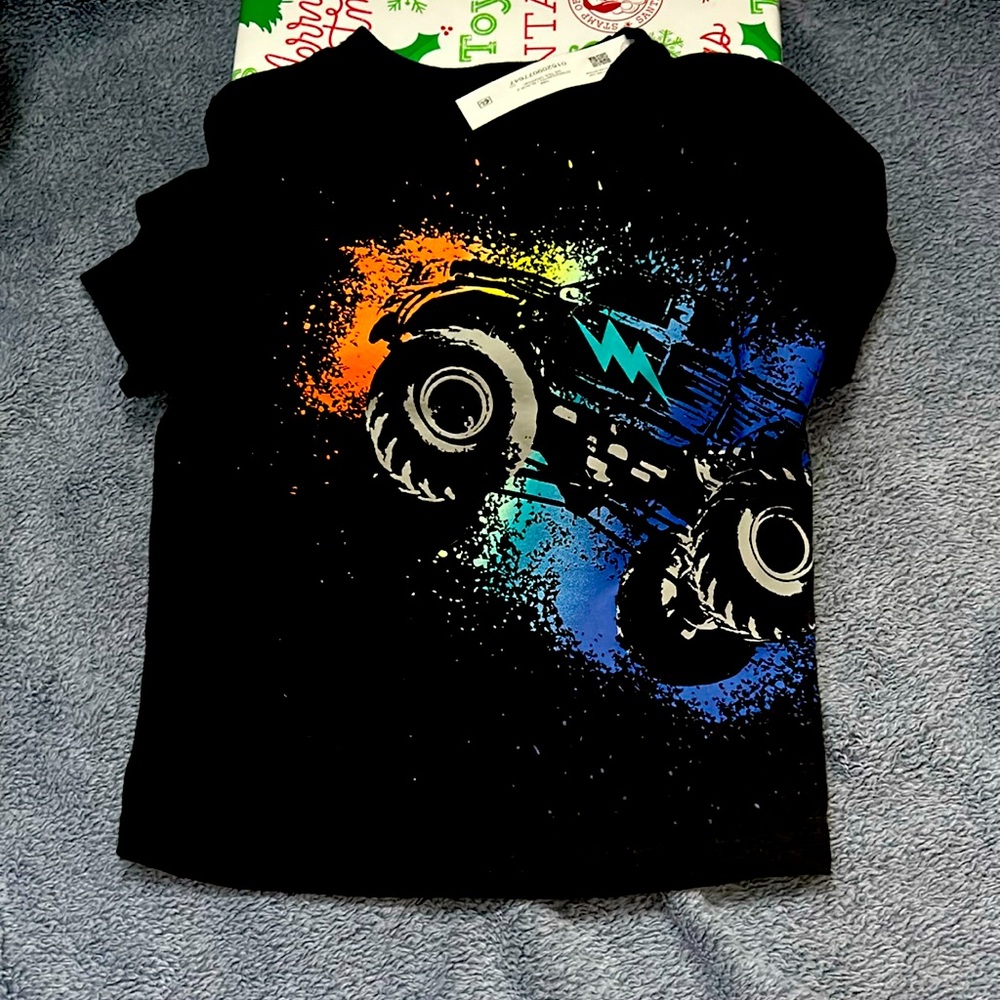 Toddler boys T shirt New 
monster truck 
Size 18m 
New with Tags 
Garanimals